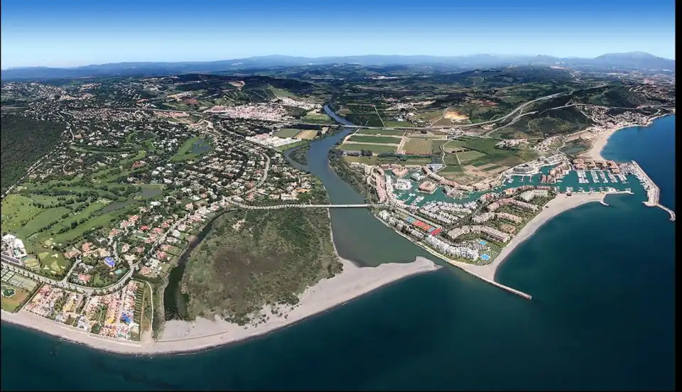 Einfamilien-Reihenhaus zum Verkauf in Sotogrande mit Klimaanlage, Heizung und Privatgarten