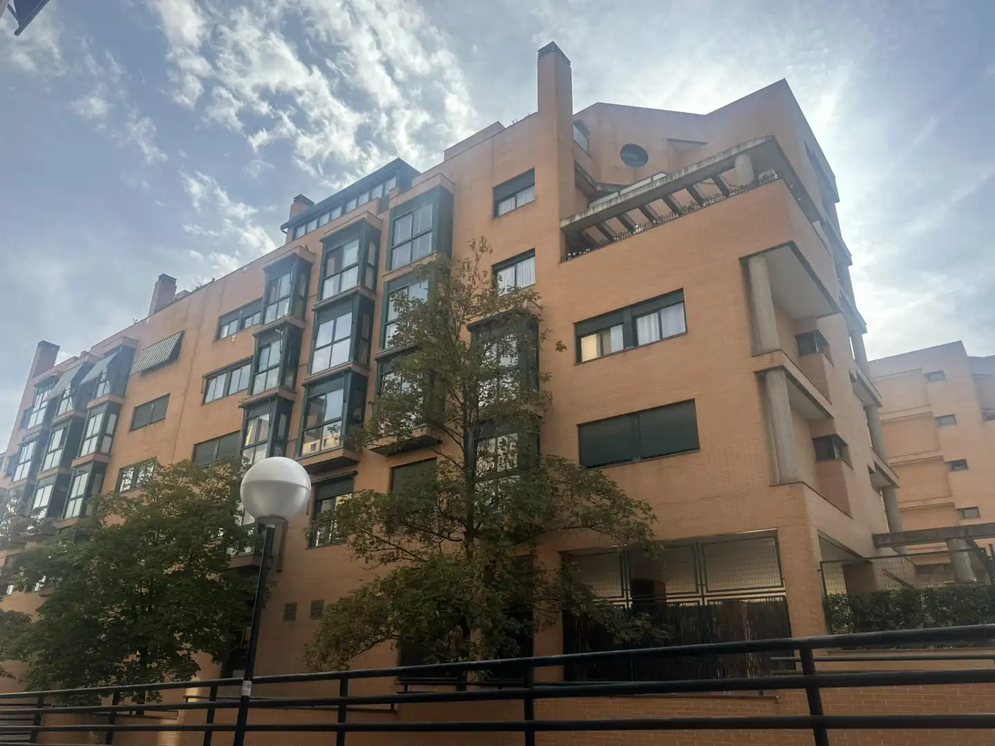 Vista exterior de Pis en venda en Madrid amb Aire condicionat, Calefacció i Jardí privat