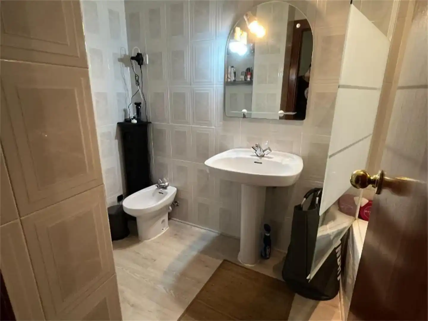 Bathroom of Flat for share in Bilbao   with Parquet flooring, Furnished and Balcony