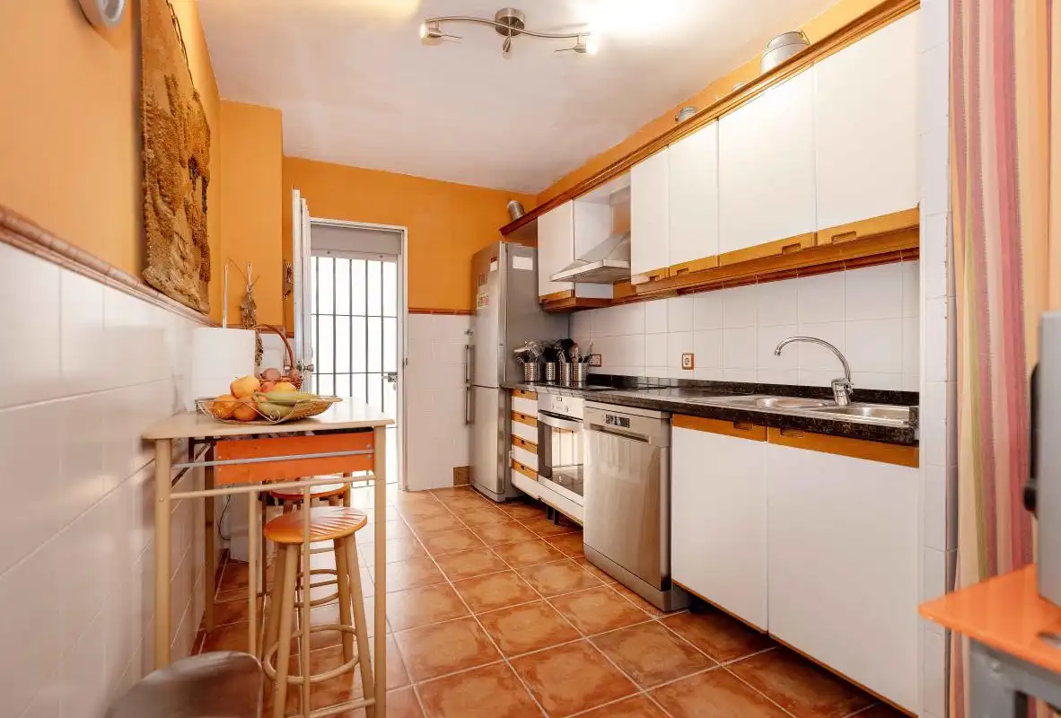 Cuina de Casa adosada en venda en Castilleja de la Cuesta amb Aire condicionat, Calefacció i Terrassa
