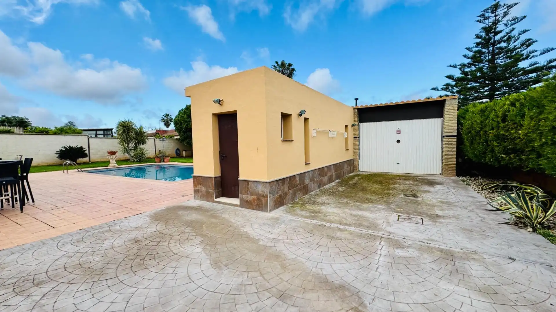 Vista exterior de Casa o xalet en venda en Alcalá de Guadaira amb Aire condicionat, Jardí privat i Terrassa