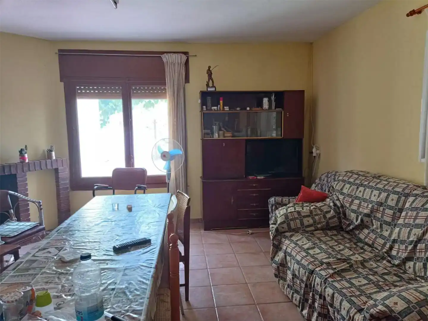 Sala d'estar de Finca rústica en venda en Valdealgorfa amb Jardí privat, Piscina i Moblat