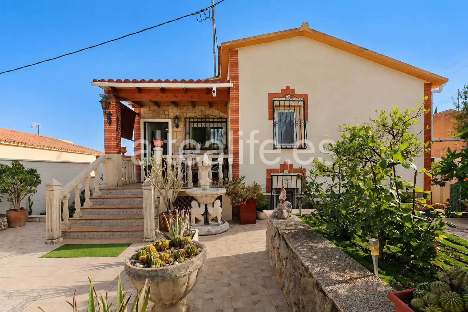 Vista exterior de Casa o xalet en venda en La Nucia amb Aire condicionat, Jardí privat i Terrassa