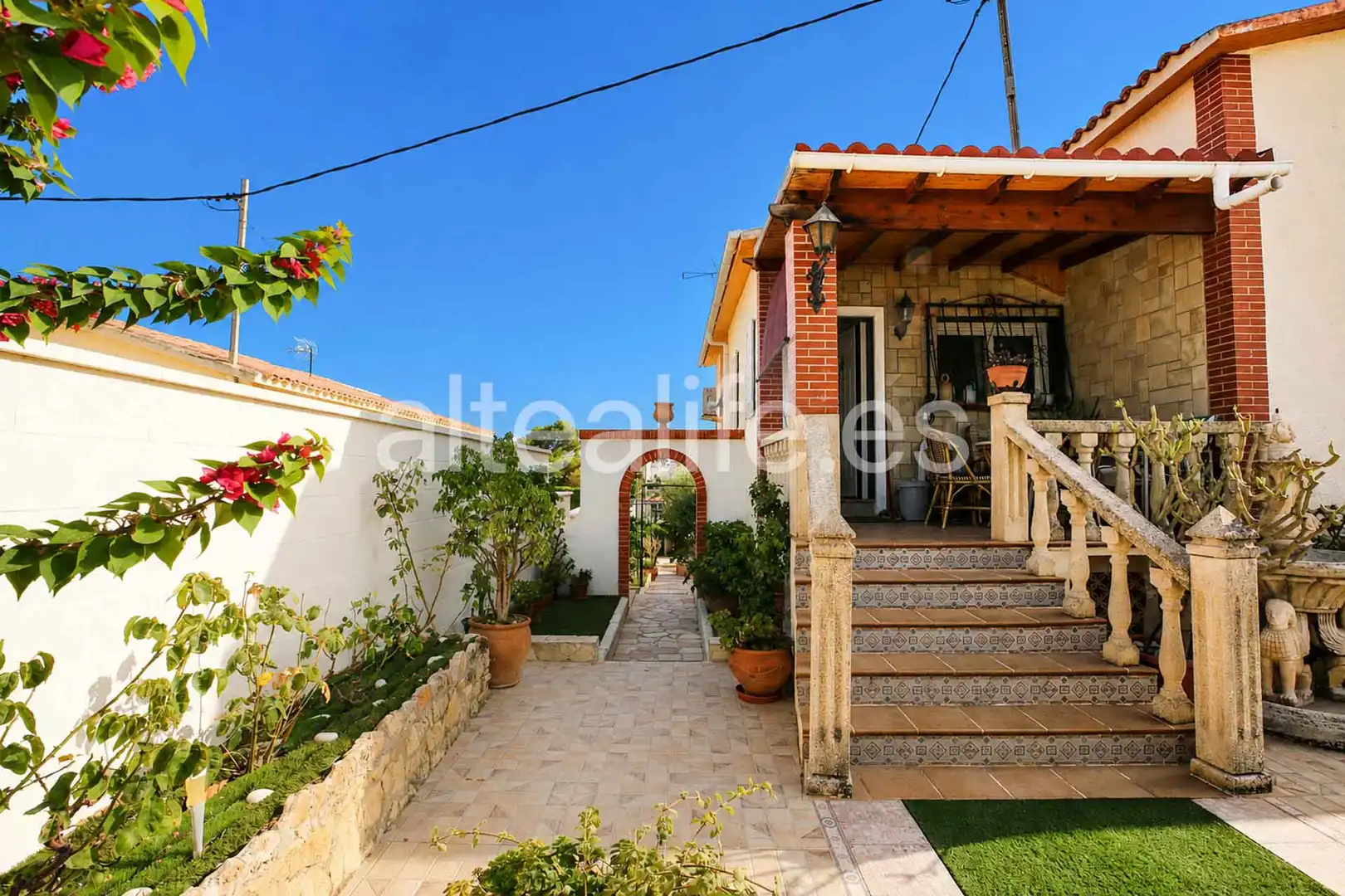 Vista exterior de Casa o xalet en venda en La Nucia amb Aire condicionat, Jardí privat i Terrassa
