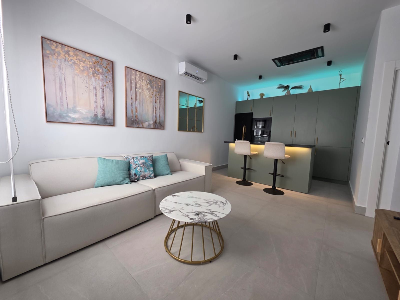 Living room of Flat for sale in Fuengirola  with Air Conditioner, Furnished and Community pool
