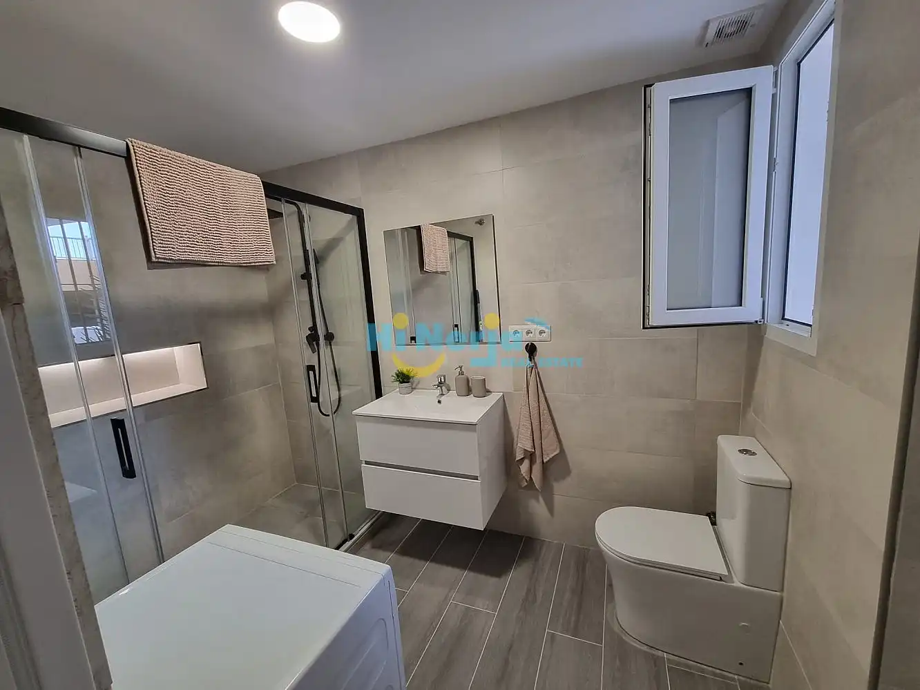 Bany de Apartament en venda en Torrox amb Aire condicionat, Calefacció i Jardí privat