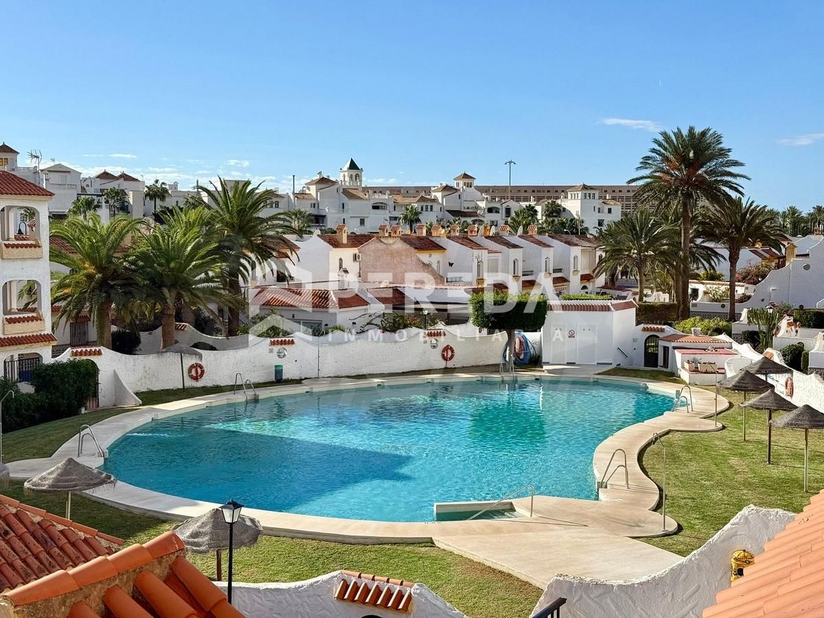 Vista exterior de Apartament en venda en Roquetas de Mar amb Jardí privat, Terrassa i Piscina comunitària