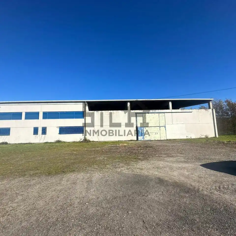 Außenansicht von Fabrikhallen zum Verkauf in Sarreaus