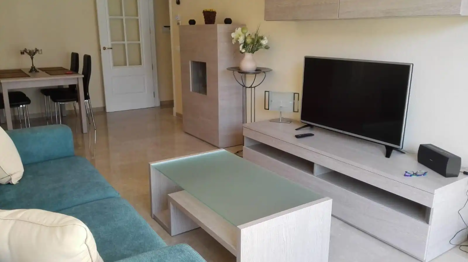 Sala d'estar de Apartament en venda en Manilva amb Aire condicionat, Terrassa i Moblat