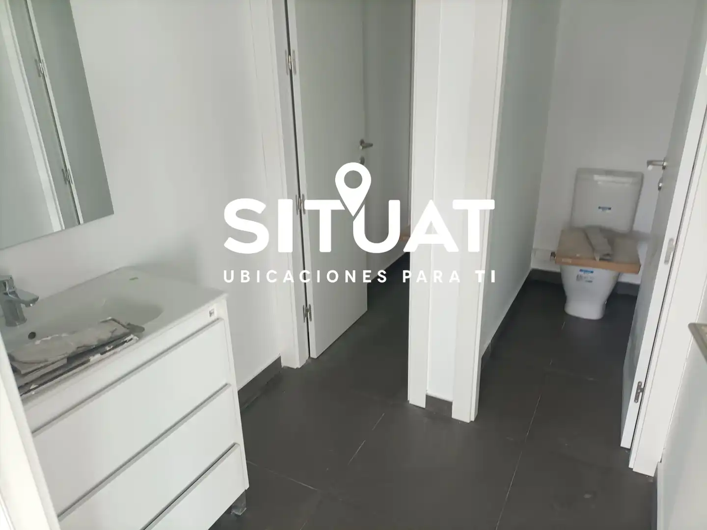 Baño de Oficina de alquiler en L'Hospitalet de Llobregat con Aire acondicionado, Calefacción y Alarma