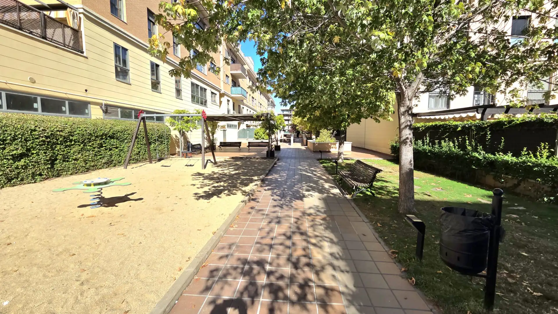 Vista exterior de Piso en venta en Parla con Aire acondicionado, Calefacción y Jardín privado
