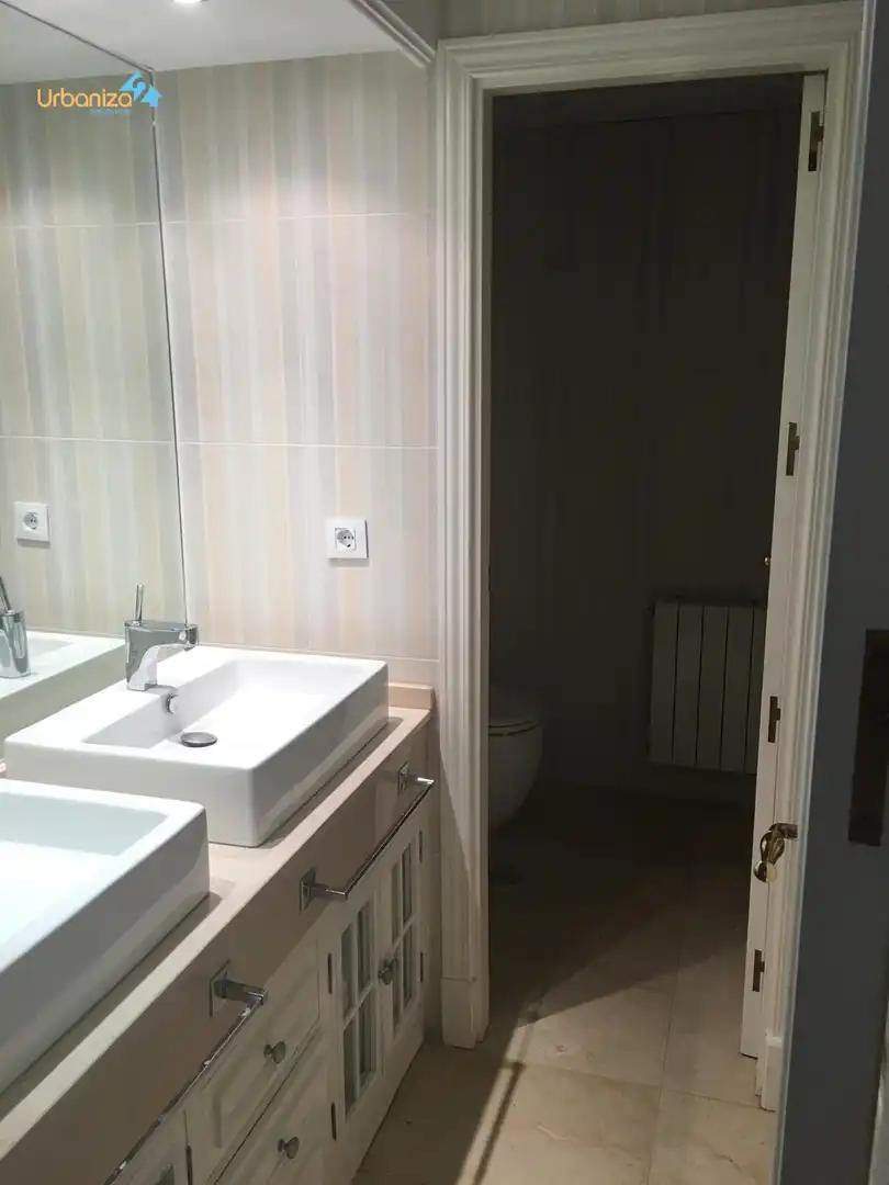 Bany de Casa adosada en venda en Badajoz amb Calefacció, Terrassa i Piscina comunitària