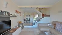 Sala d'estar de Casa adosada en venda en Mijas amb Aire condicionat, Terrassa i Piscina