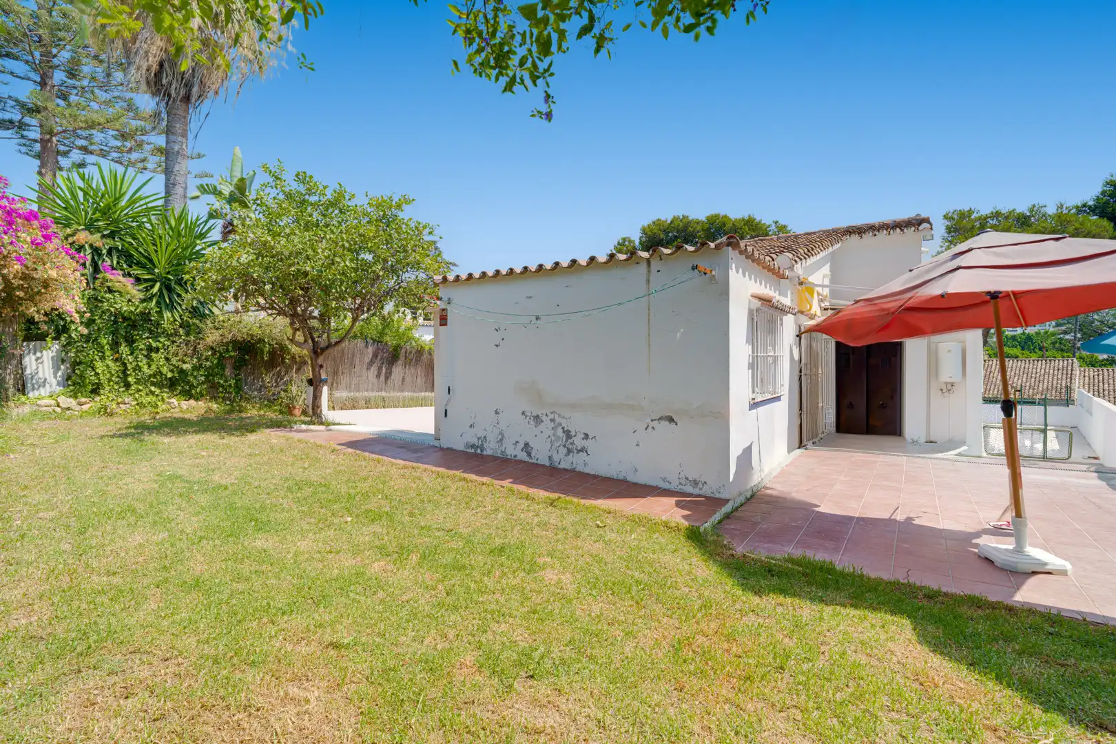 Vista exterior de Casa o chalet en venta en Marbella con Jardín privado, Terraza y Piscina