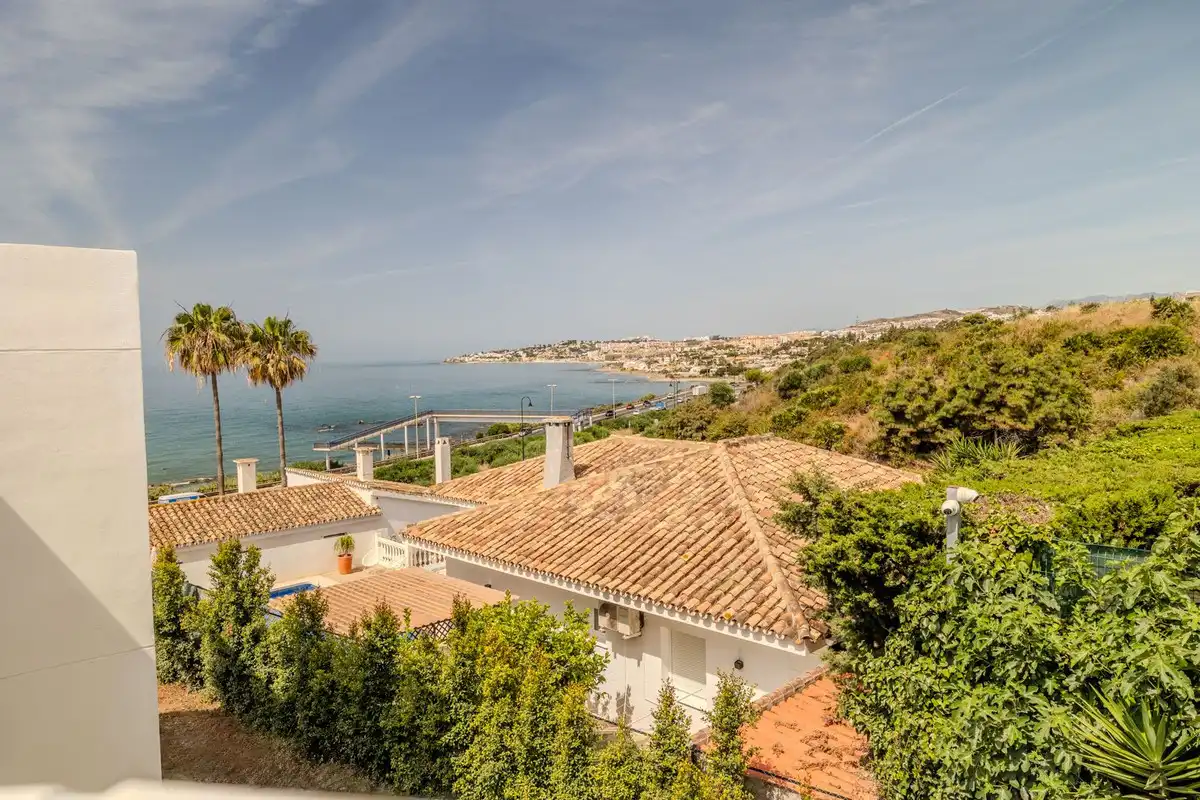 Vista exterior de Casa o xalet en venda en Mijas amb Aire condicionat, Jardí privat i Terrassa