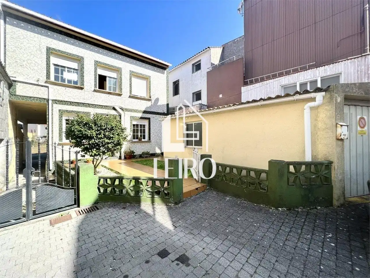 Außenansicht von Einfamilien-Reihenhaus zum Verkauf in A Illa de Arousa  mit Heizung, Privatgarten und Terrasse