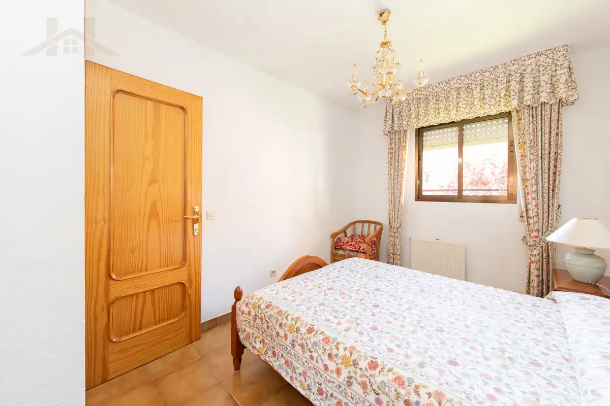 Habitación de Dúplex en venta en Manzanares El Real con Calefacción, Amueblado y Piscina comunitaria