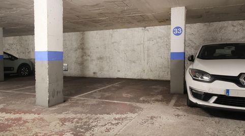 ¡Oportunidad! Plaza de aparcamiento en venta para coche mediano o pequeño situado en el centro comercial de Girona, en la calle de