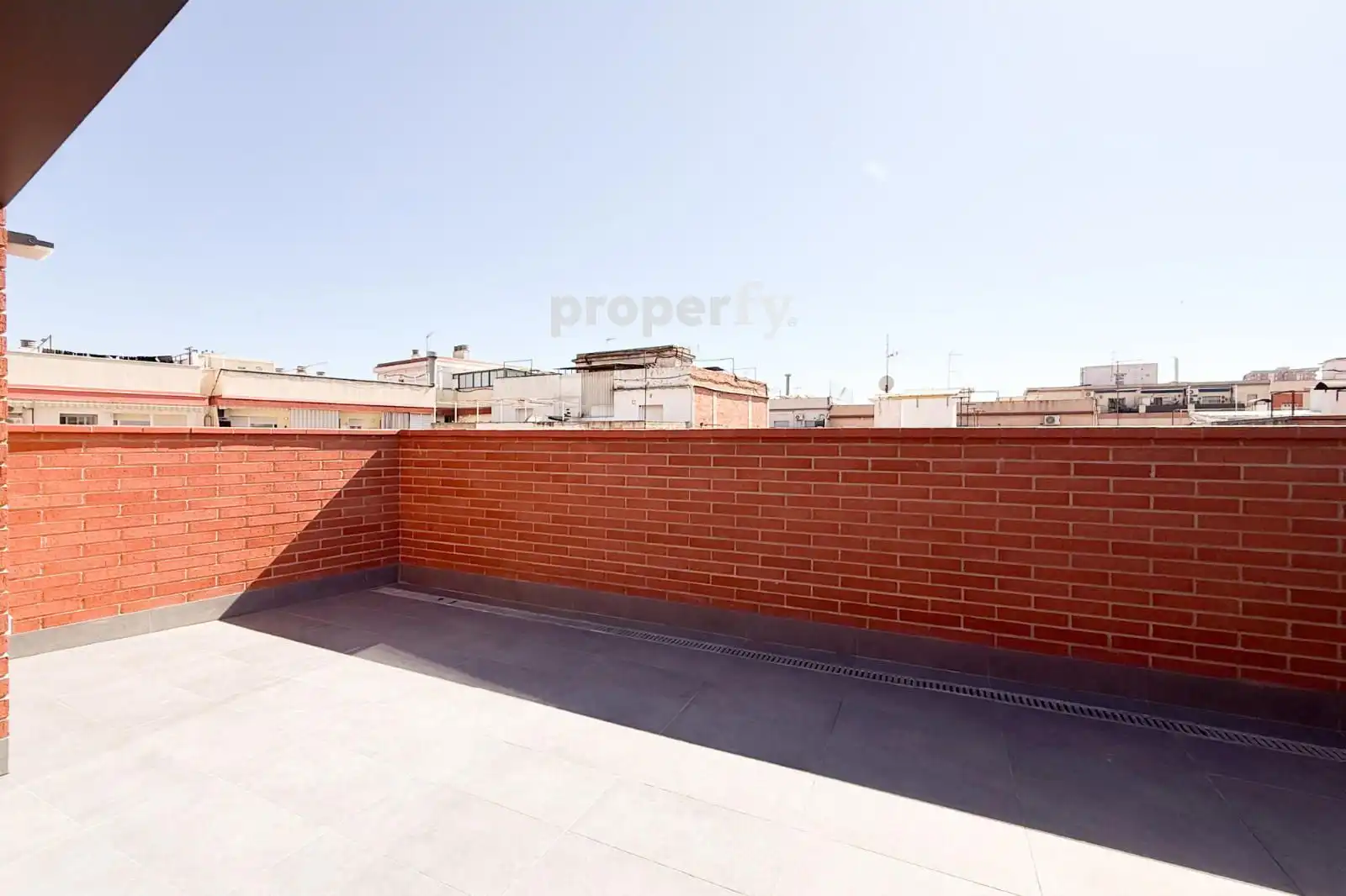Außenansicht von Maisonette zum Verkauf in Badalona mit Klimaanlage, Heizung und Parkett