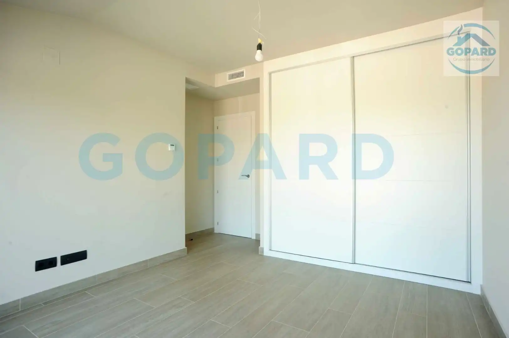 Habitación de Casa adosada de alquiler en Boadilla del Monte con Aire acondicionado, Calefacción y Jardín privado