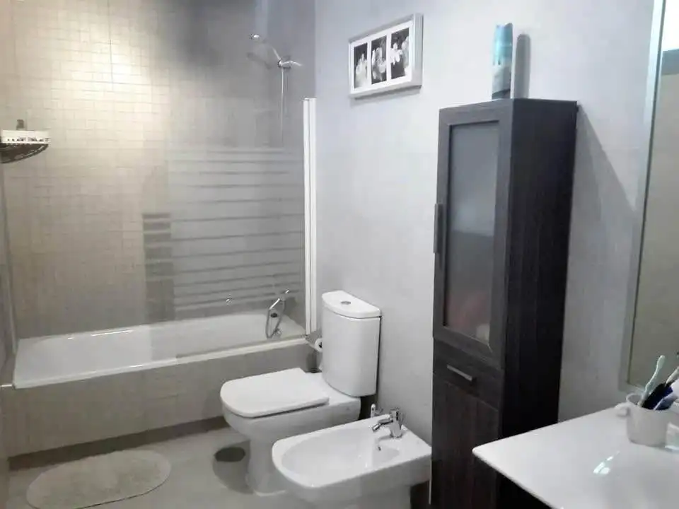 Badezimmer von Erdgeschoss zum Verkauf in Málaga mit Klimaanlage und Möbliert