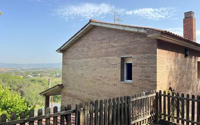 Vista exterior de Casa o xalet en venda en Vilanova del Vallès amb Terrassa i Balcó