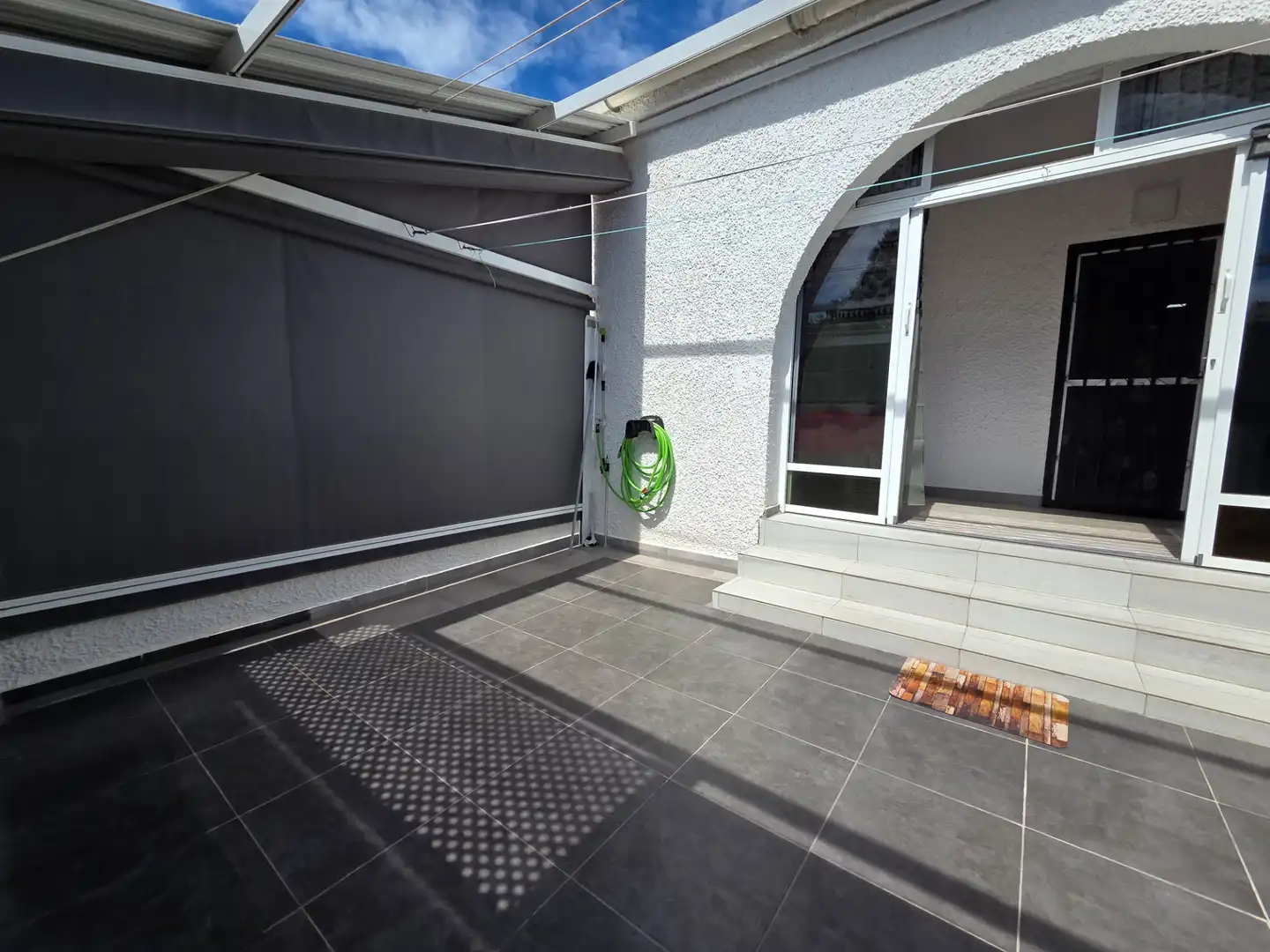 Terrasse von Einfamilien-Reihenhaus zum Verkauf in Torrevieja mit Klimaanlage, Terrasse und Abstellraum