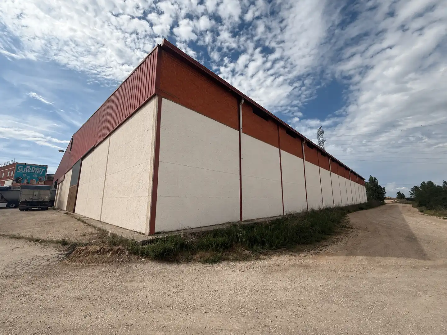 Außenansicht von Fabrikhallen zum Verkauf in Villalbilla de Burgos