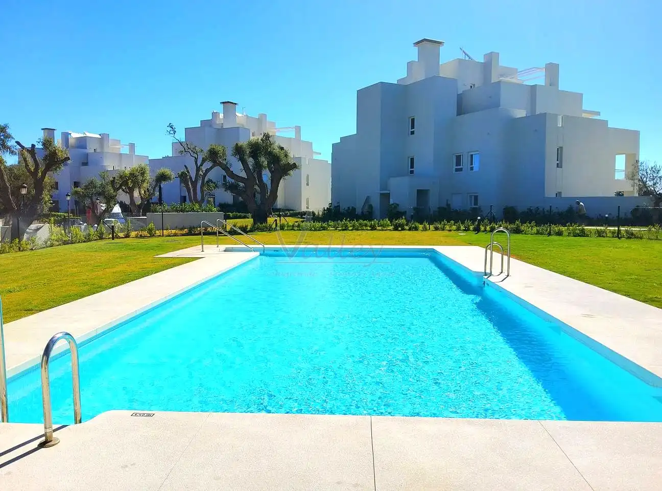 Schwimmbecken von Wohnungen zum Verkauf in Sotogrande mit Klimaanlage, Terrasse und Möbliert