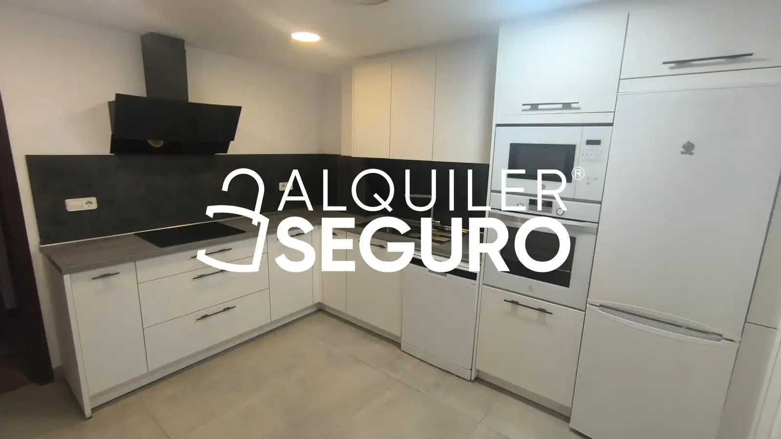 Cuina de Pis de lloguer en Sevilla amb Aire condicionat, Terrassa i Piscina