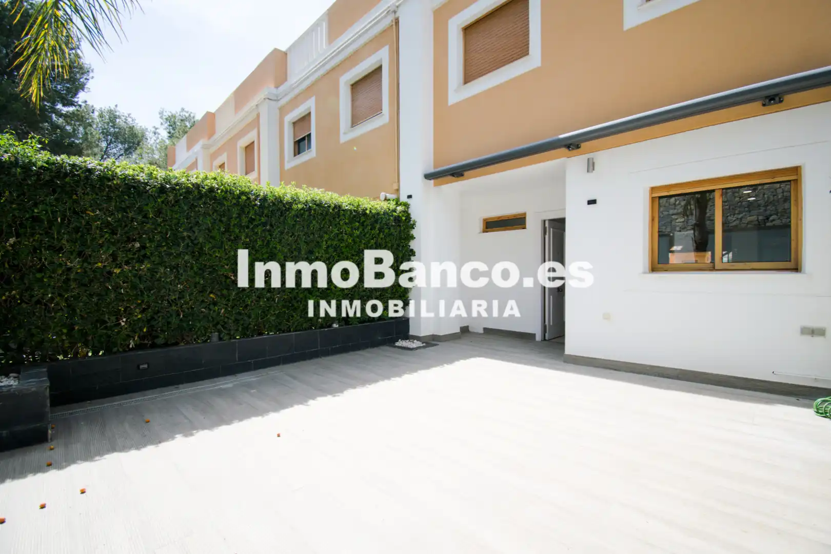 Vista exterior de Casa adosada de alquiler en Chiva con Aire acondicionado, Jardín privado y Terraza