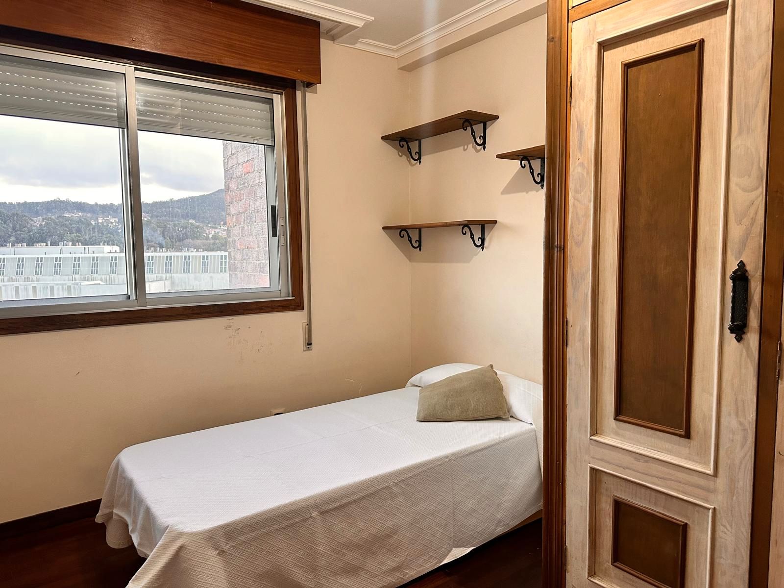 Bedroom of Flat to share in Vigo   with Furnished