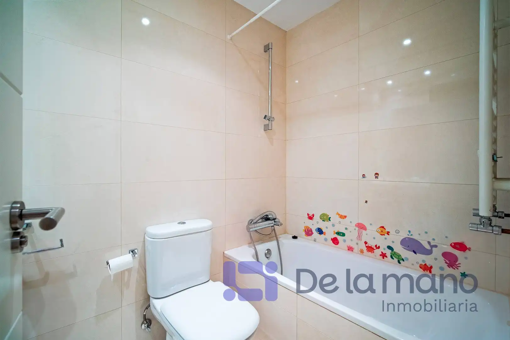Bathroom of Flat for rent in Madrid  with Air Conditioner, Heating and Storage room