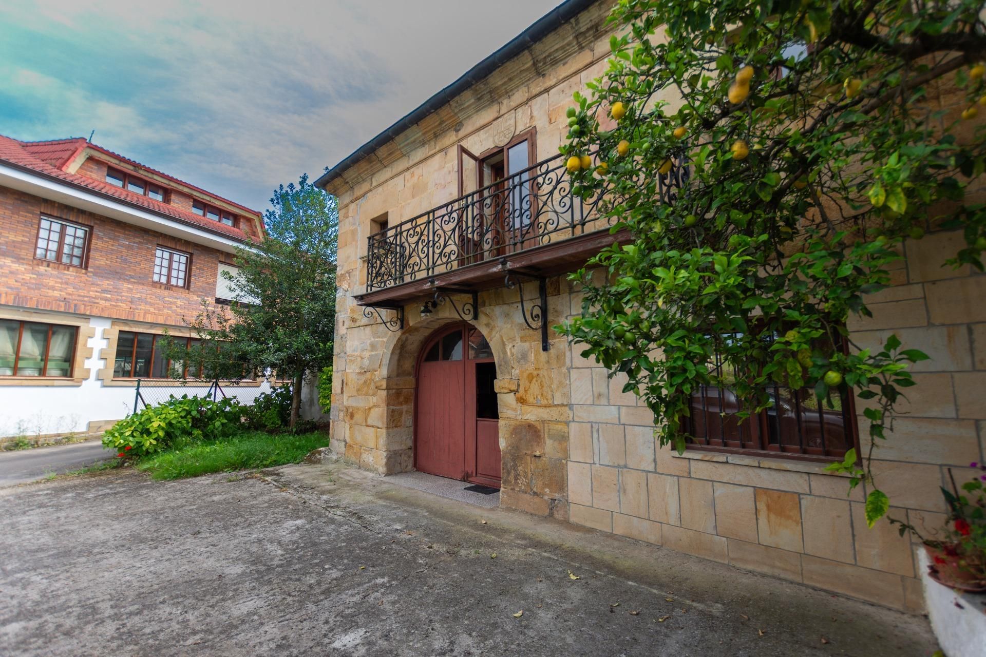 Exterior view of House or chalet for sale in Villaescusa (Cantabria)