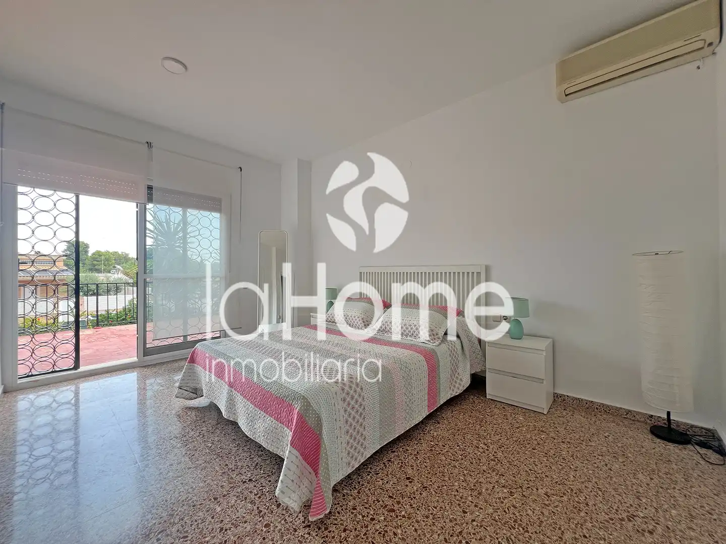 Sala d'estar de Casa o xalet en venda en Paterna amb Aire condicionat, Jardí privat i Terrassa