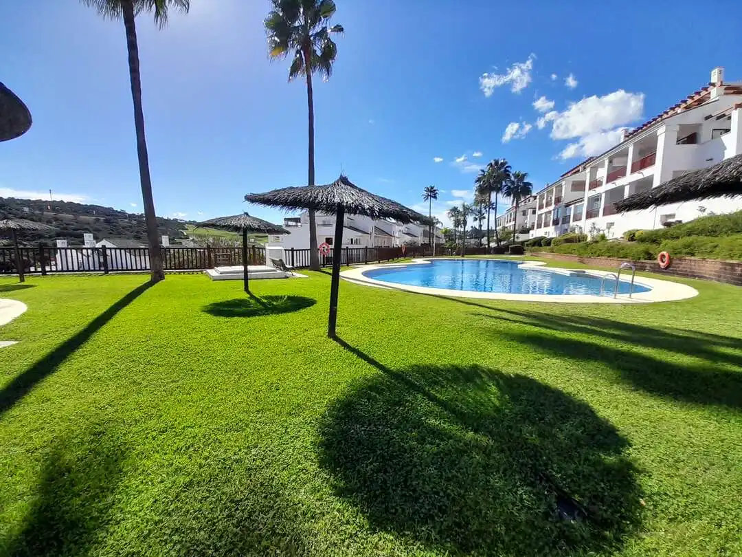 Schwimmbecken von Dachboden zum Verkauf in La Alcaidesa mit Klimaanlage, Heizung und Terrasse