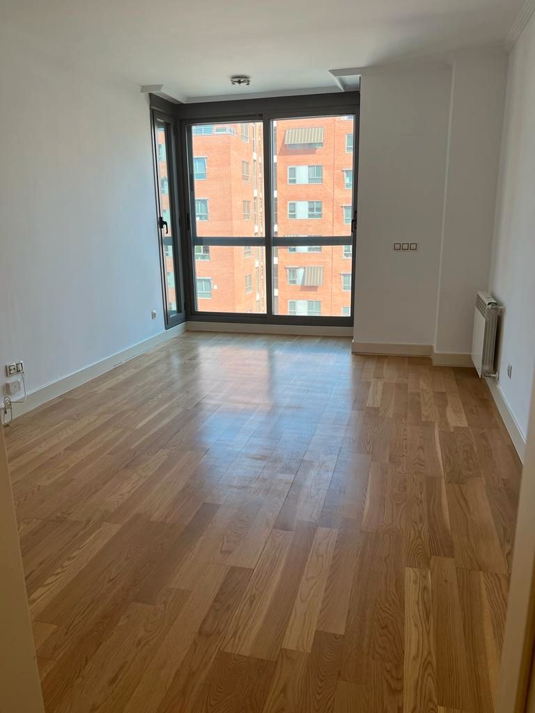 Dormitori de Apartament de lloguer en  Madrid Capital amb Aire condicionat, Jardí privat i Forn
