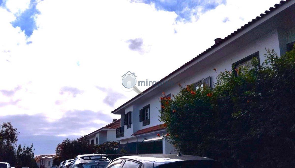 Vista exterior de Casa adosada en venda en Tacoronte amb Terrassa i Traster