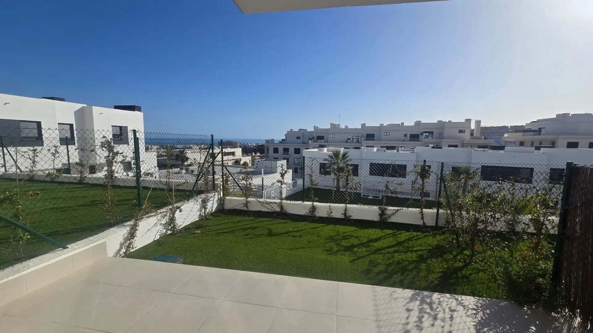Terrasse von Einfamilien-Reihenhaus zum Verkauf in Mijas mit Klimaanlage, Heizung und Privatgarten
