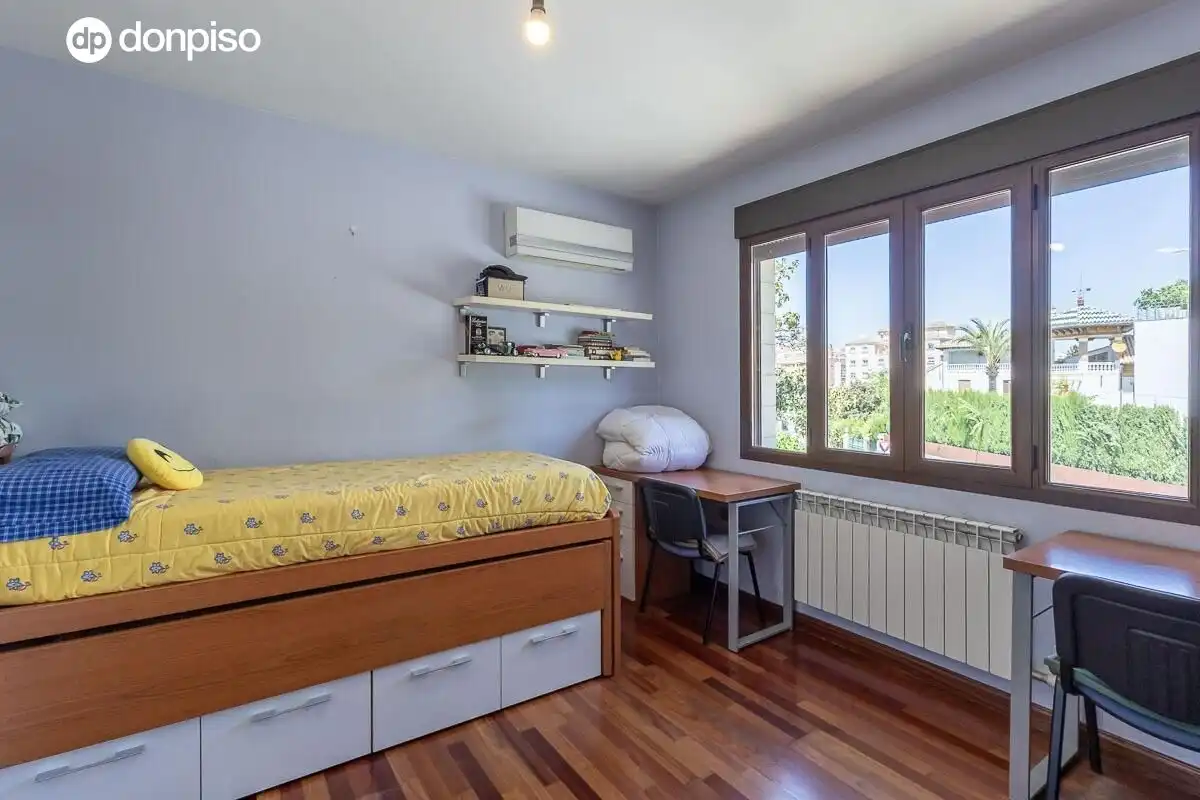 Habitación de Casa o chalet en venta en Granada con Aire acondicionado, Calefacción y Jardín privado