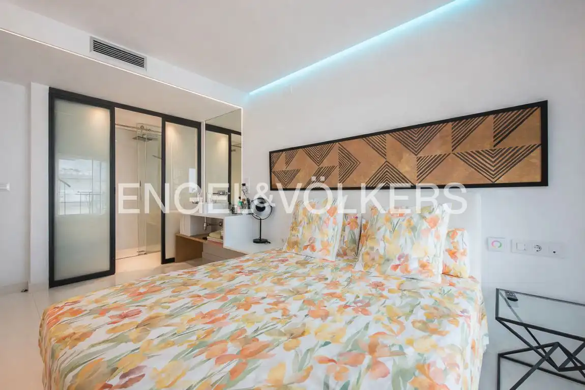 Schlafzimmer von Dachboden zum Verkauf in Oliva mit Klimaanlage, Heizung und Terrasse
