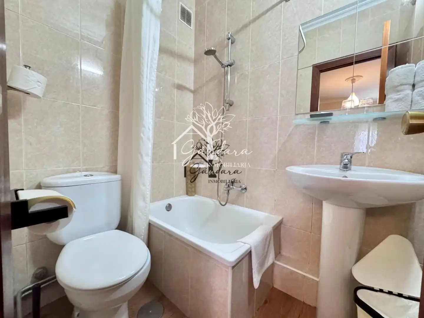 Bany de Edifici en venda en Neda