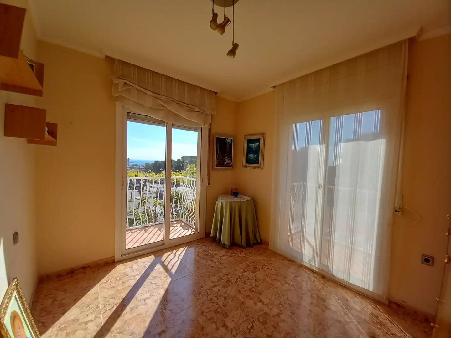 Menjador de Casa o xalet en venda en Vilanova i la Geltrú amb Aire condicionat, Calefacció i Jardí privat