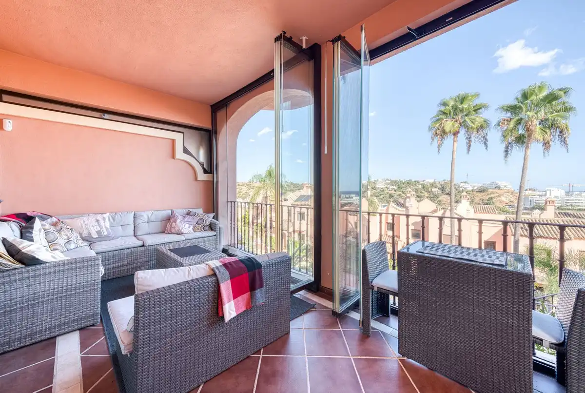 Terrasse von Einfamilien-Reihenhaus zum Verkauf in Estepona mit Klimaanlage, Terrasse und Alarm