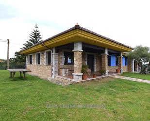 Vista exterior de Casa o xalet de lloguer en Santo Adriano amb Terrassa