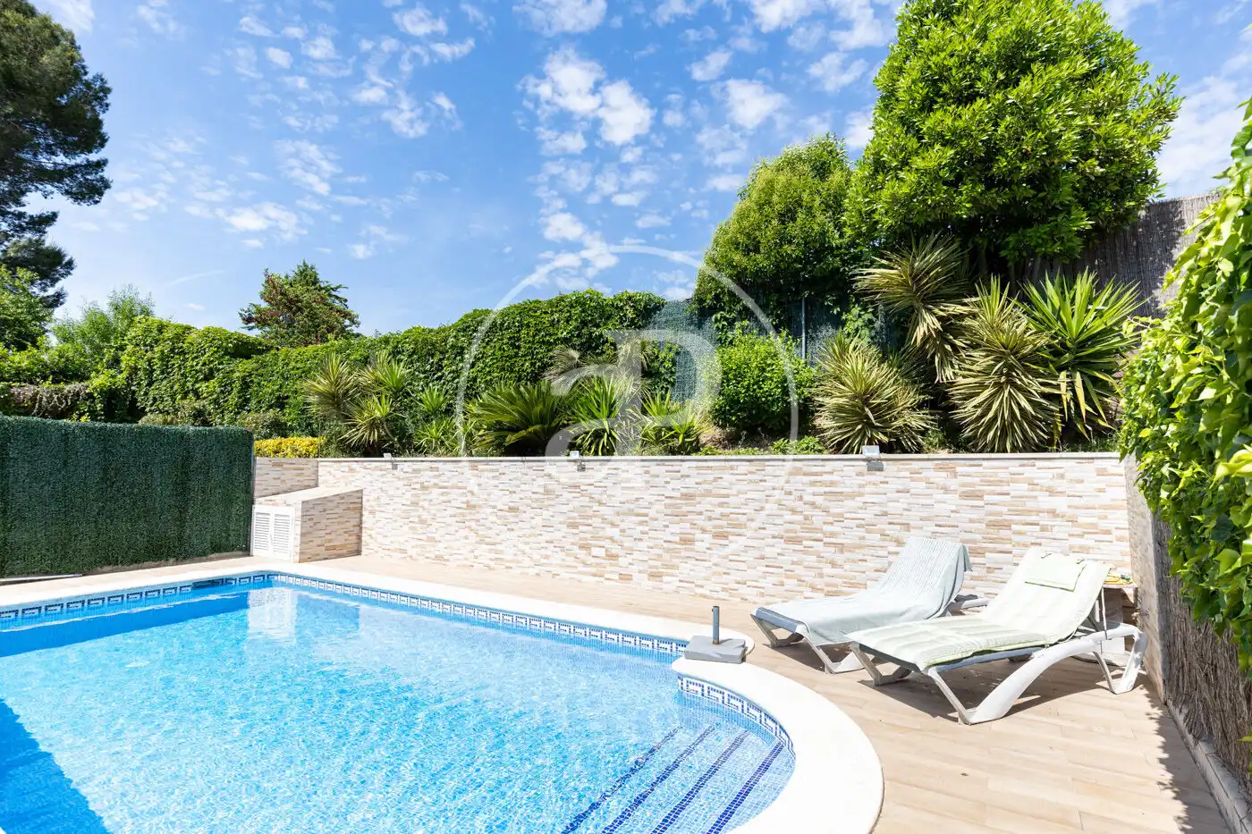 Schwimmbecken von Einfamilien-Reihenhaus zum Verkauf in Sant Quirze del Vallès mit Klimaanlage, Heizung und Privatgarten