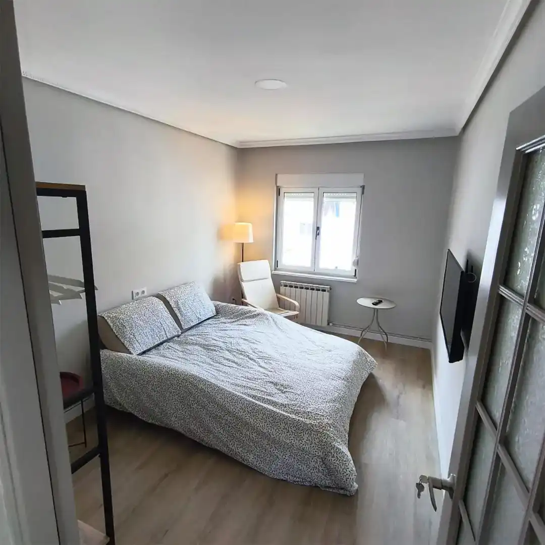 Bedroom of Flat for share in Castrillón  with Parquet flooring and Furnished