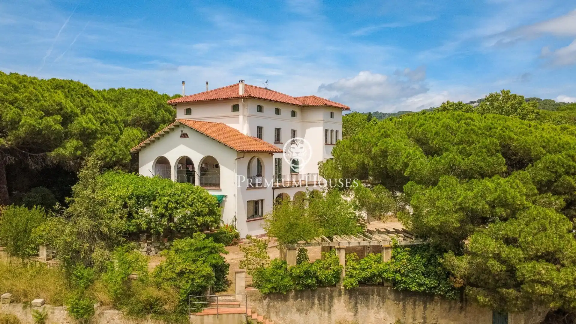 Vista exterior de Finca rústica en venda en Alella amb Calefacció, Jardí privat i Terrassa