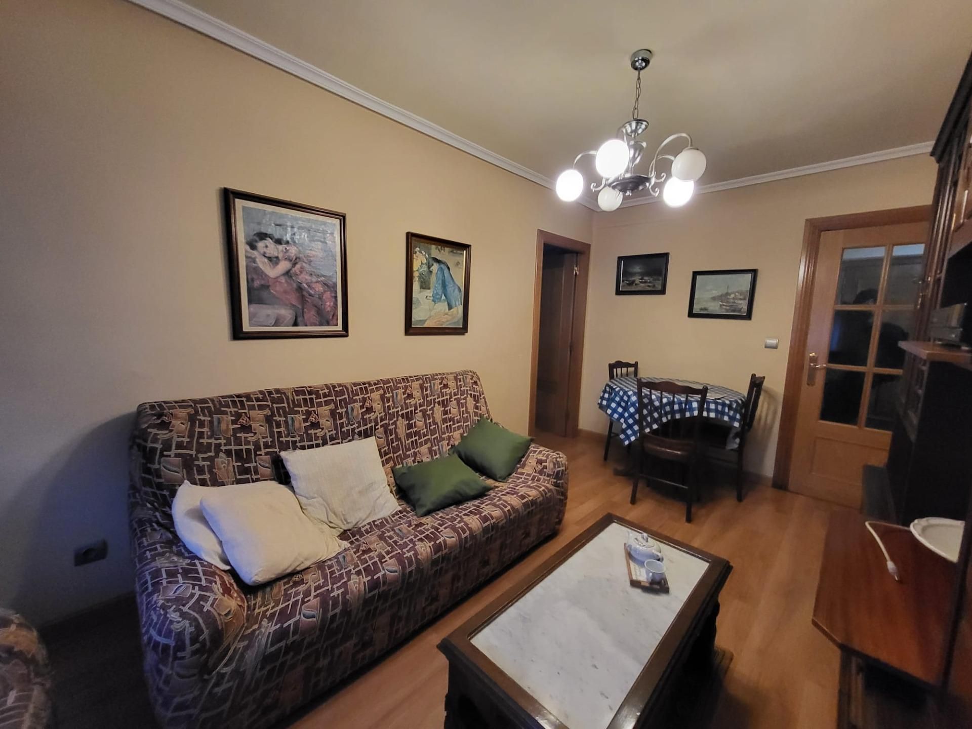 Sala d'estar de Pis en venda en León Capital  amb Calefacció, Traster i Moblat