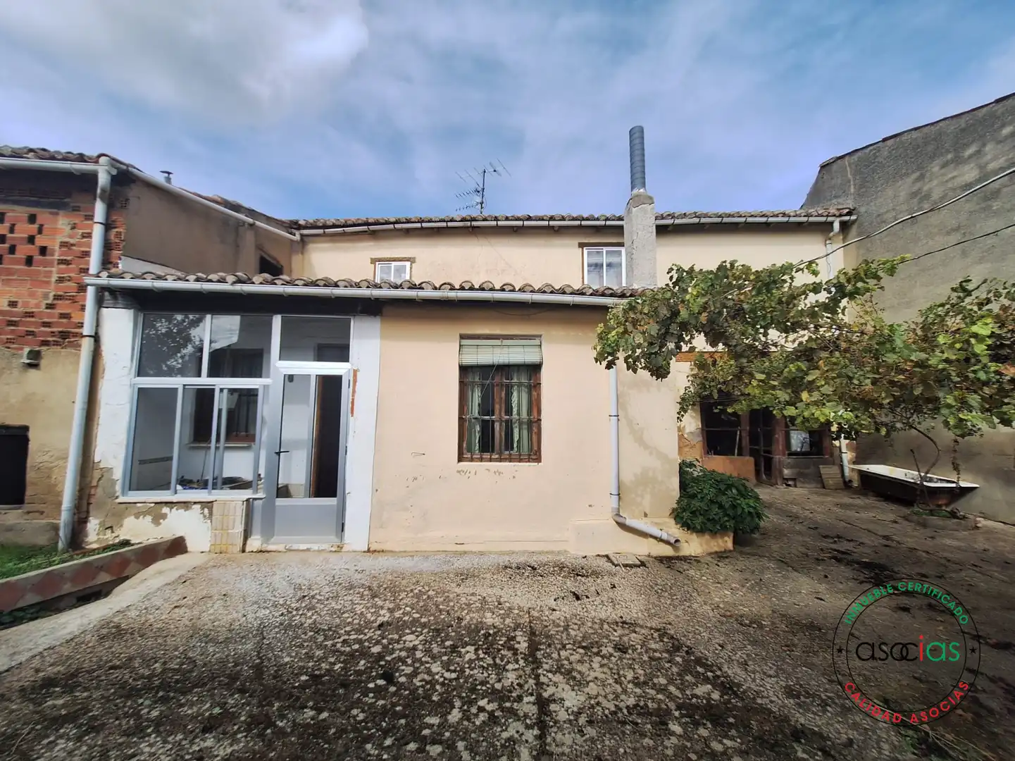 Vista exterior de Casa adosada en venta en Grajal de Campos con Calefacción, Jardín privado y Balcón